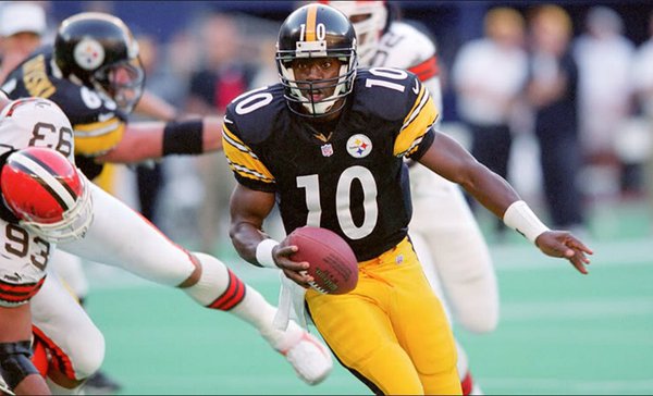 Photo of former Steelers Quarterback Kordell Stewart scrambling vs. the Cleveland Browns. 