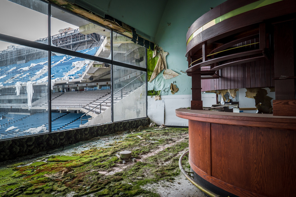 Photo of the decaying club area at the Pontiac Silverdome.